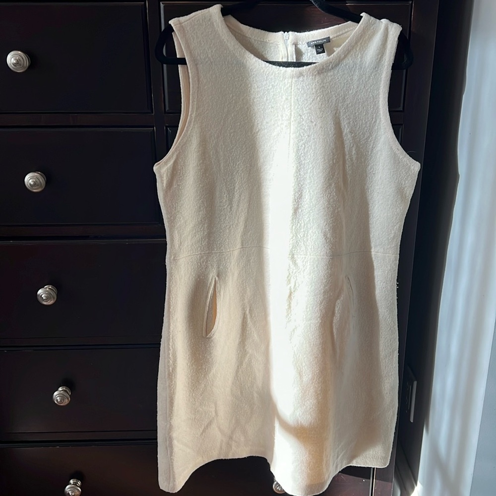 Ann Taylor 100% Wool Dress – Size Large
!